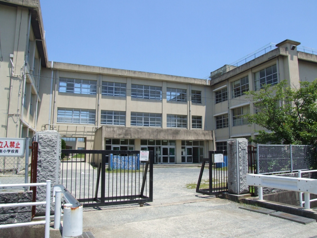 【行橋市中央のマンションの小学校】