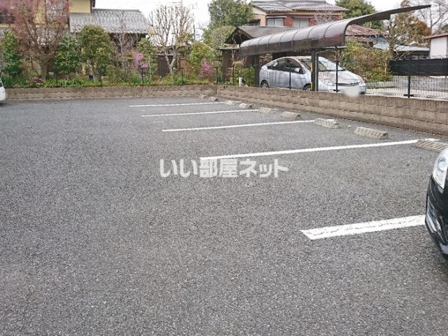 【北葛飾郡松伏町田中のアパートの駐車場】