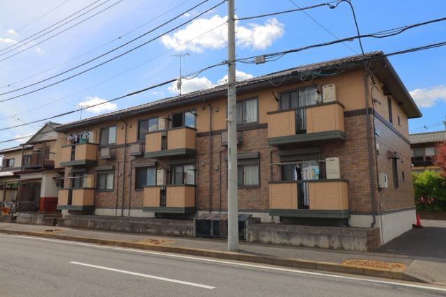 北葛飾郡松伏町田中のアパートの建物外観