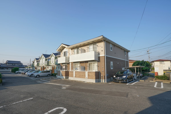 岡山市中区八幡のアパートの建物外観