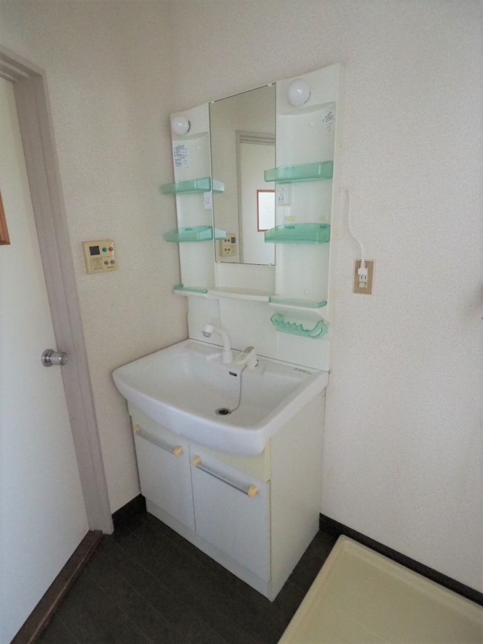 洗面設備　うがい手洗いがしっかりできる洗面台　洗濯機も隣に置けて便利