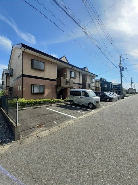 【新潟市西区みずき野のアパートの駐車場】