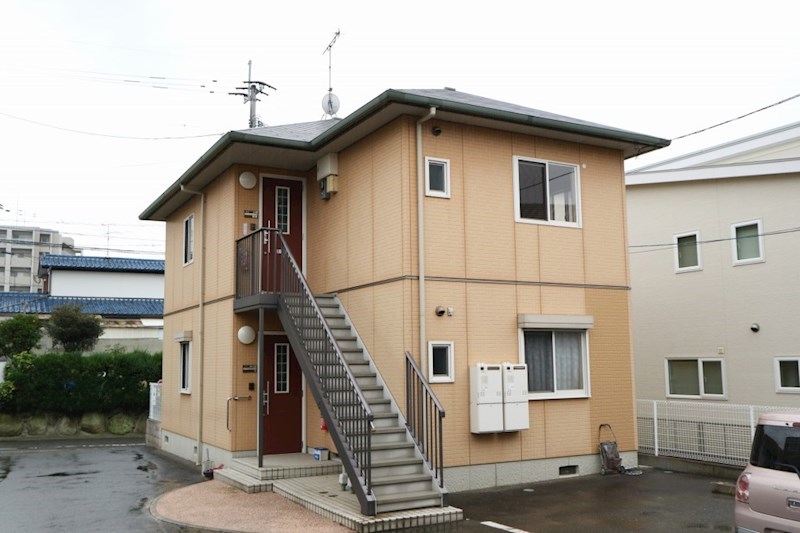 春日市若葉台西のアパートの建物外観