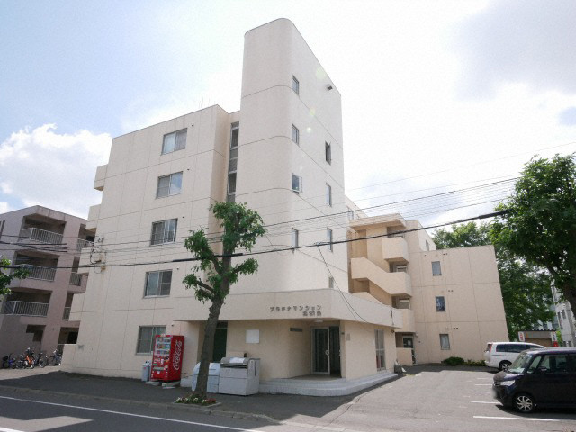 札幌市北区北二十一条西のマンションの建物外観