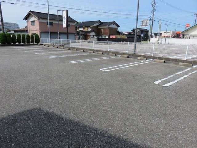 【小矢部市新西のアパートの駐車場】