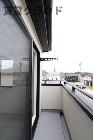 バルコニー　陽が出ている時間はポカポカ気持ちよく過ごせそうですね♪