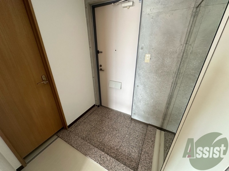 玄関　広々玄関なので余裕をもってご利用いただけます。