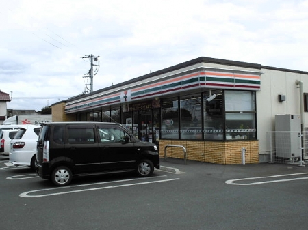 コンビニ　セブンイレブン伊勢崎伊与久北店（コンビニ）まで566m