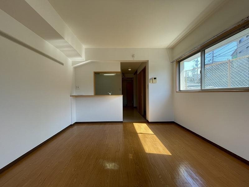 居室・リビング　二面採光でお部屋が明るいです♪