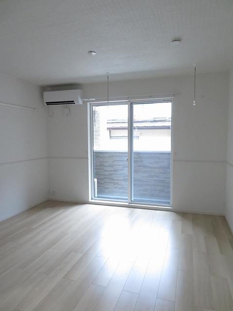 居室・リビング　エアコン完備の明るい室内です。