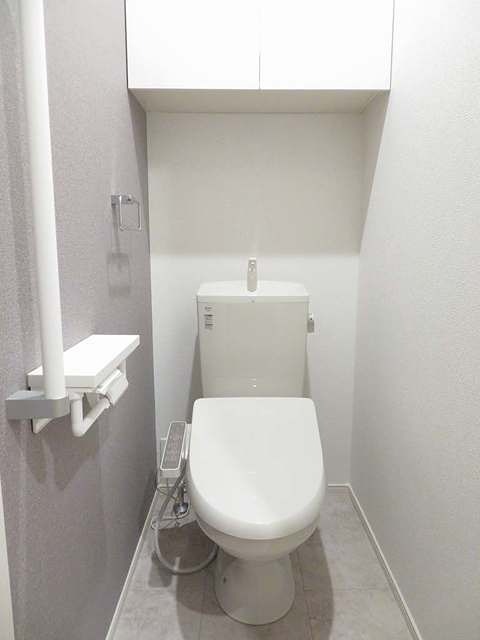 トイレ　温水洗浄便座です。