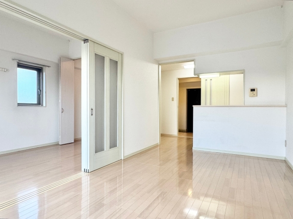 その他部屋・スペース　白色系のリビングで清潔なイメージ。家具選びが楽しめます。