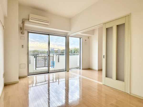 居室・リビング　小ぶりなダイニングテーブル、ソファ設置可能です♪