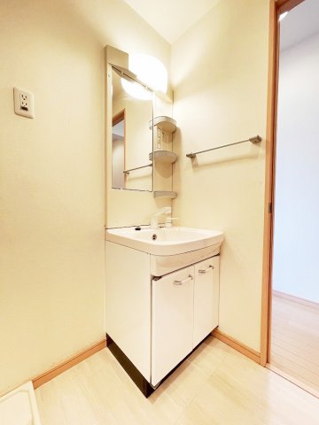 洗面設備　独立洗面台あり、毎朝おしゃれに忙しい女性の方におすすめです