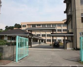 中学校　朝霧中学校（中学校）まで851m