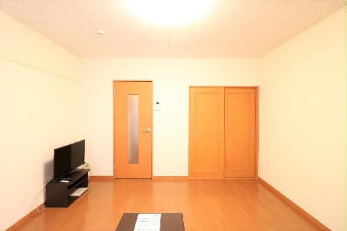 居室・リビング　１Ｆはフローリング仕様・２Ｆは絨毯仕様になります。