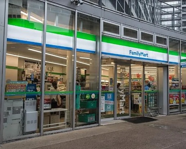 コンビニ　ファミリーマート江東東雲一丁目店（コンビニ）まで520m