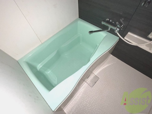 バス・シャワールーム　浴槽付きのお風呂です。ここで一日の疲れを癒しましょう。