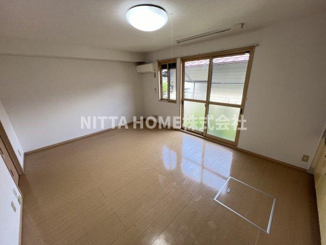 居室・リビング　１２帖で広めのリビングルーム!(^^)!