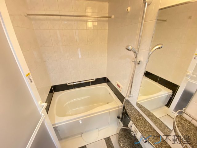 バス・シャワールーム　落ち着いた空間のお風呂です