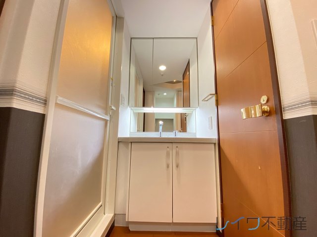 洗面設備　ゆったりとスペースのある洗面所