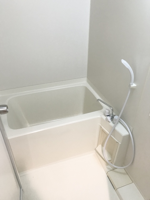バス・シャワールーム　※補修前の参考画像の為、設備等は現況優先。