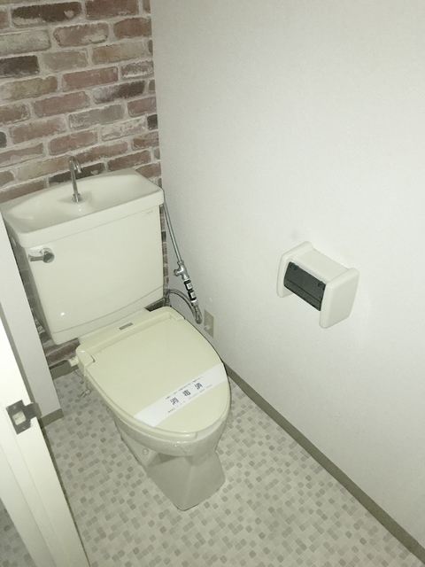 トイレ　※補修前の参考画像の為、設備等は現況優先。