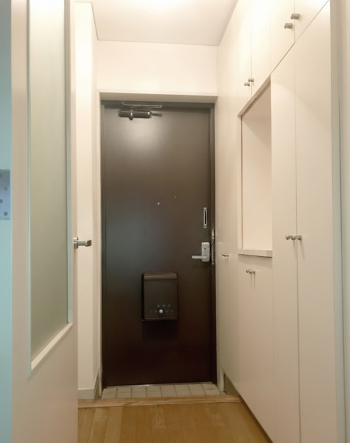 玄関　※補修前の参考画像の為、設備等は現況優先。