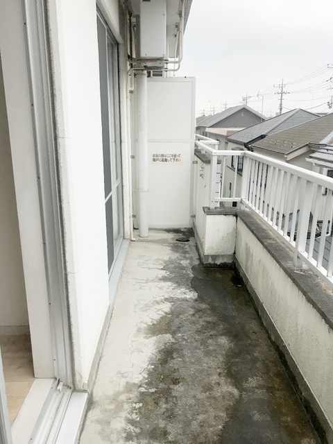バルコニー　※補修前の参考画像の為、設備等は現況優先。