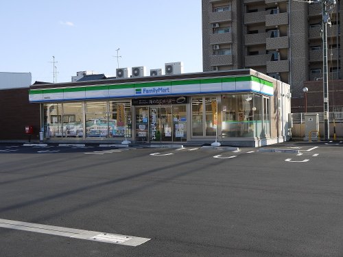コンビニ　ファミリーマート津岩田町店（コンビニ）まで524m