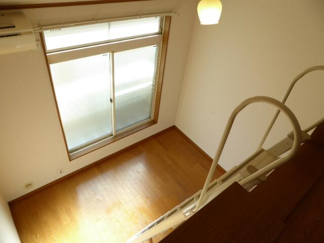 居室・リビング　ナチュラルカラーの明るい室内