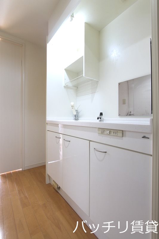キッチン　同型タイプの為、現状優先となります。