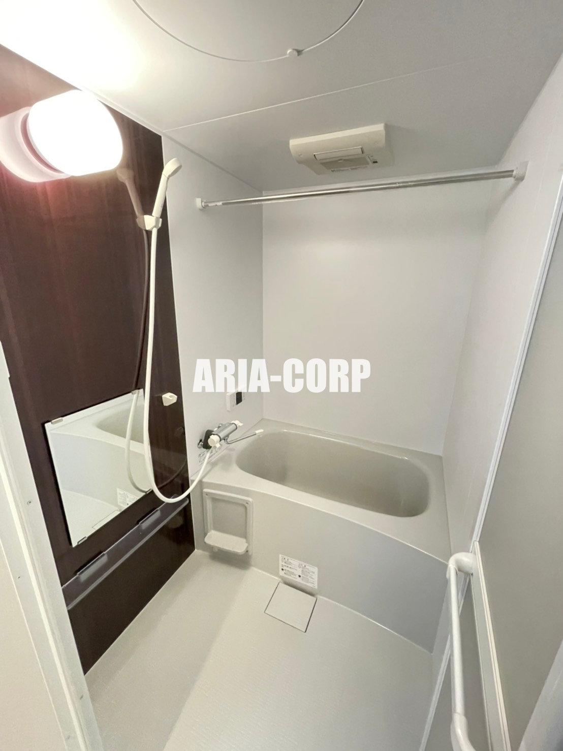 バス・シャワールーム　追焚き浴室乾燥付。カラーパネル採用でお洒落なバスルームです。