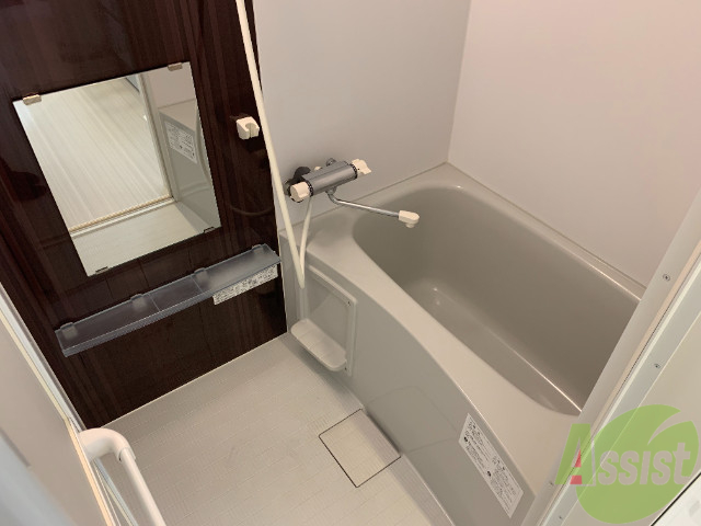 バス・シャワールーム　浴室は清潔感がありとても綺麗な印象です。小物置も付いてます。