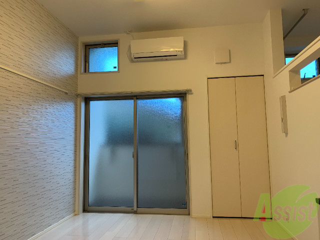 居室・リビング　リビングは白を基調としており、明るい印象を受けました。