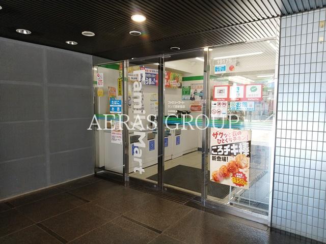 コンビニ　ファミリーマート サンズ西新宿店（コンビニ）まで382m