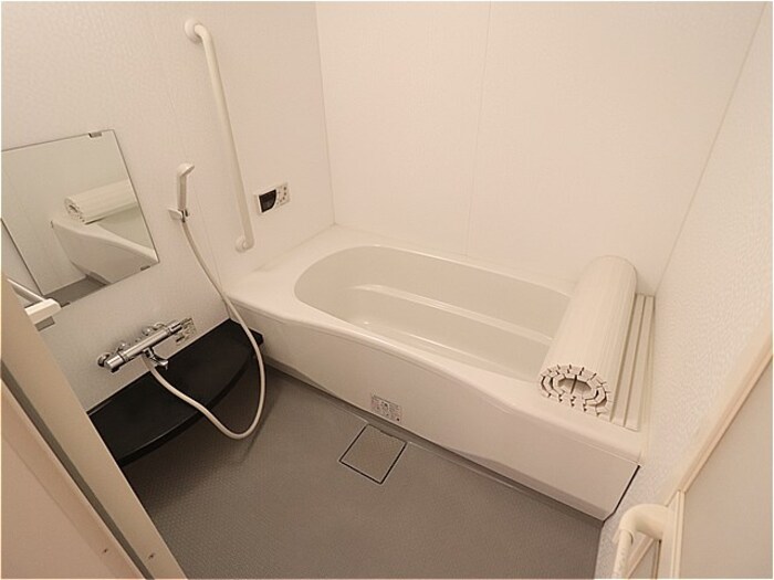 バス・シャワールーム　追い焚き給湯式浴室