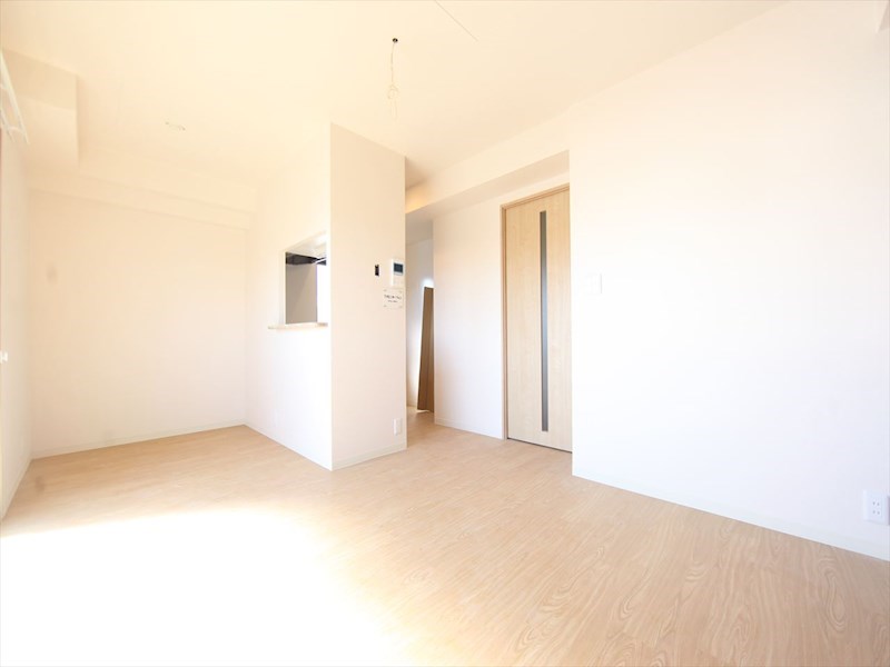 居室・リビング　ＬＤＫ11帖　カウンターキッチン　南面バルコニー