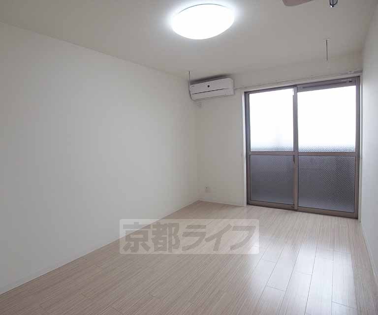 居室・リビング　フローリングも明るい色で広く感じますね