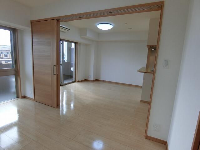 居室・リビング　こちらの居間で趣味の時間をお楽しみください