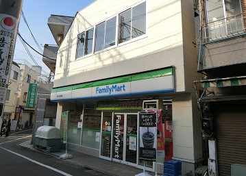 コンビニ　ファミリーマート 緑が丘駅前店（コンビニ）まで95m