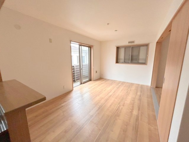 居室・リビング　明るく広々としたリビングです。