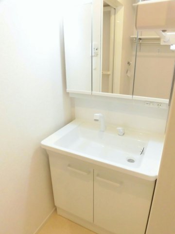 洗面設備　明るい洗面所です