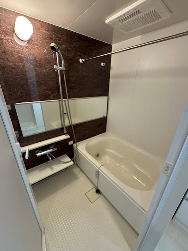 バス・シャワールーム　浴室乾燥機・循環式追い炊き機能付きです。