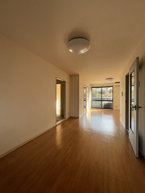 居室・リビング　同物件別号室