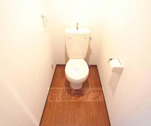 トイレ　広く清潔感のあるトイレです。