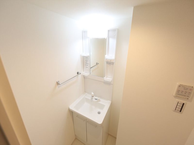 洗面設備　脱衣所　独立洗面台（シャンプードレッサー付）収納スペース有