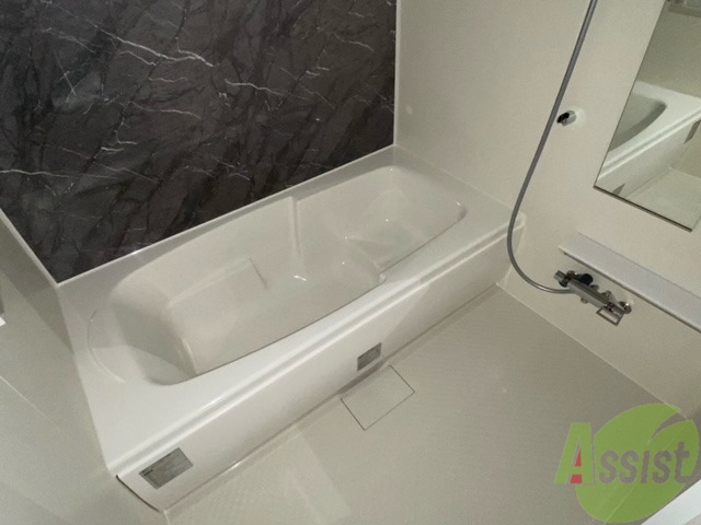 バス・シャワールーム　バスルームはこちら、追い焚き機能もあり広い浴槽がいいですね