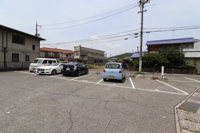 駐車場　駐車場があるので、車を買う予定の方も安心です