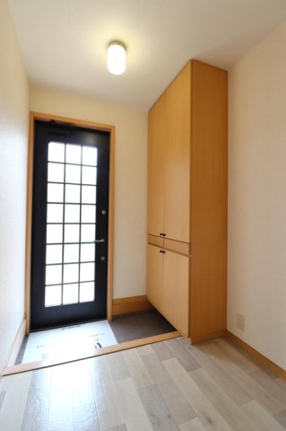 玄関　収納もある玄関です